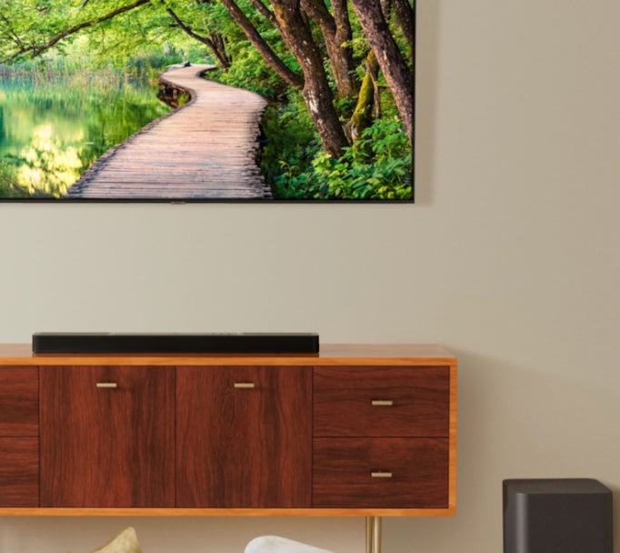Soundbar JBL melengkapi ruang keluarga Dekoruma