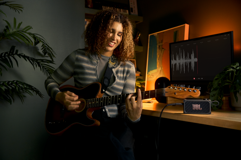 Lepaskan Diri dari Rutinitas Harian: Ambil Alih Sesi Latihan Malam dengan Gitar & JBL BandBox