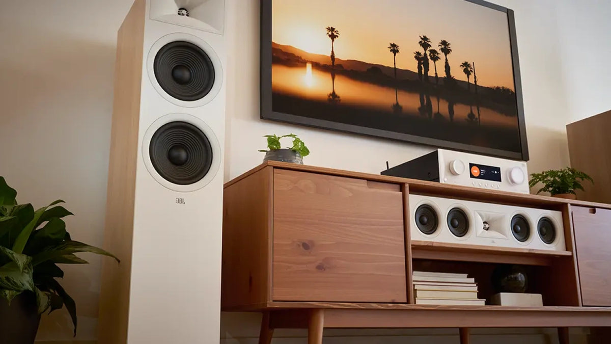 JBL Stage 2 dan receiver dalam ruang keluarga modern