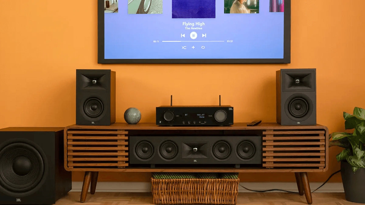 Streaming musik melalui sistem home theater JBL