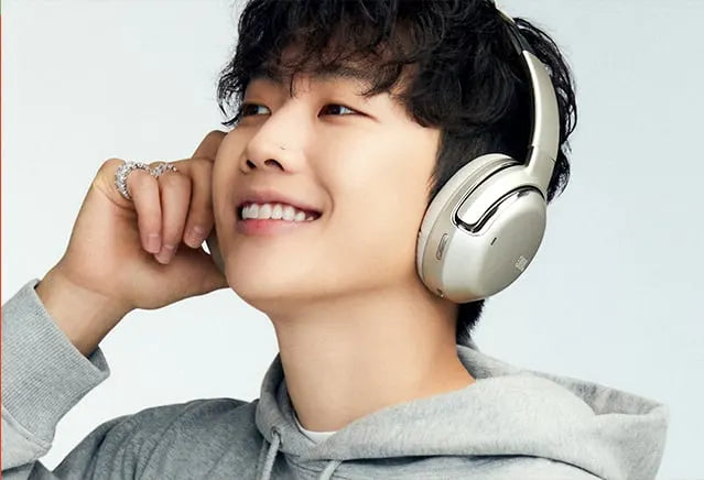 Jay Park memakai headphone JBL