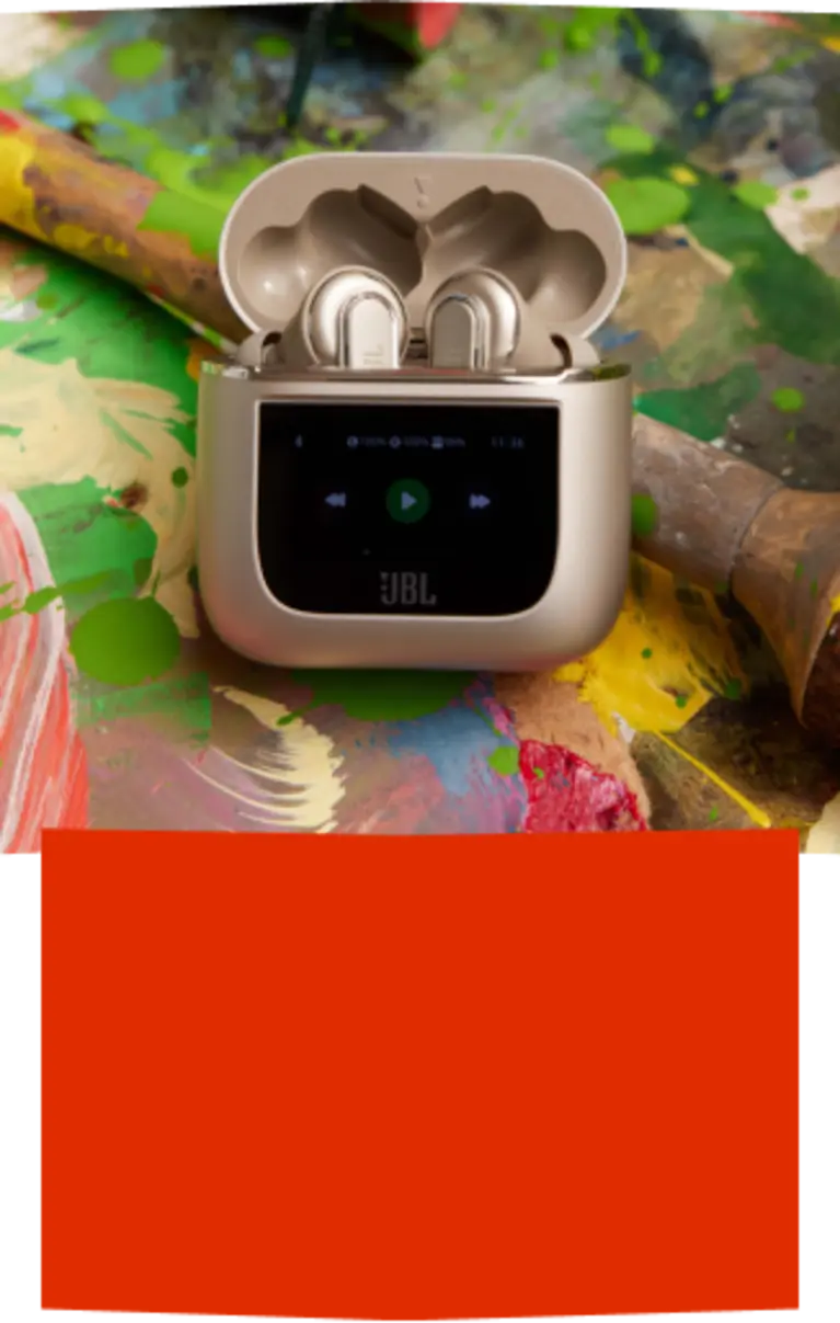Casing earbud JBL di atas palet cat