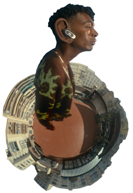 Pria memakai earbud JBL