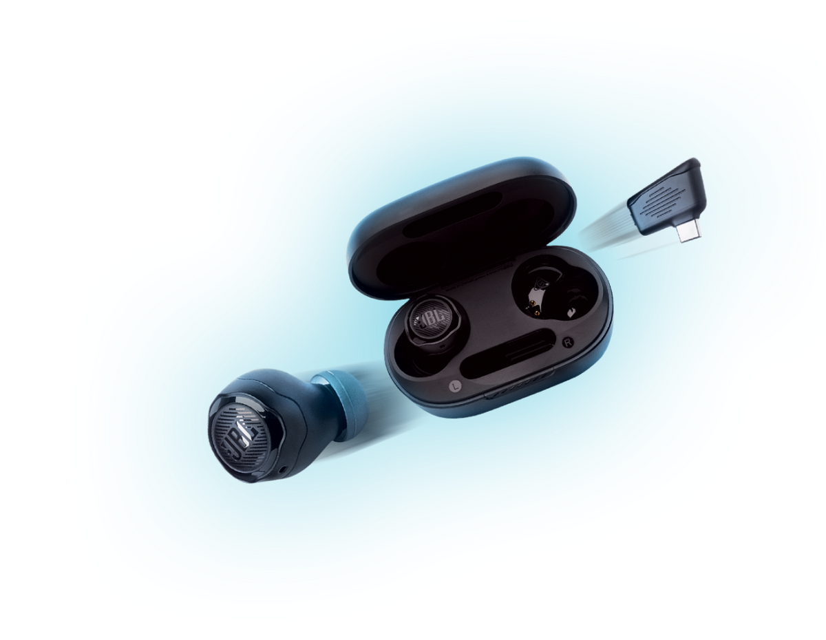 Earbud JBL Quantum TWS Air, charging case, dan dongle USB-C 2.4GHz