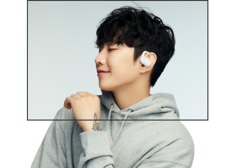 Man wearing JBL Soundgear Sense with JBL OpenSound technology